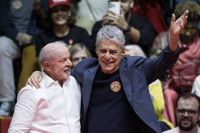 Chico Buarque, Paulinho da Viola e Xamã estiveram entre pelo menos 35 artistas em ato com Lula no Rio