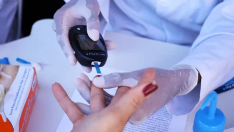 Metformina segue como primeira opção no tratamento do diabetes, mas diretrizes reforçam individualização