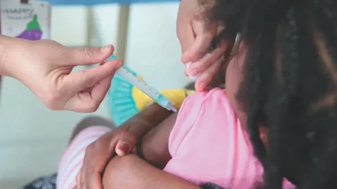 Mortes por meningite na RPT já ultrapassam total de 2025; autoridades alertam para risco com volta às aulas