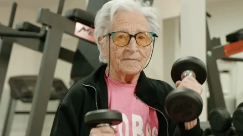 Vovó maromba, 101 anos, diz que eliminou açúcar e farinha e mantém treino na academia