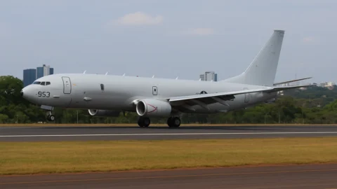 Aeronave Boeing 737 de pintura cinza vinculada aos Fuzileiros Navais dos EUA pousa em Brasília