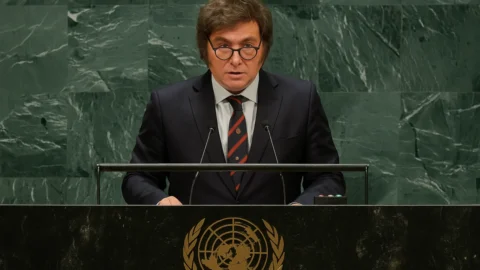 Argentina: pobreza atinge 32,3% no 1º semestre de 2026 e chega a 9,7 milhões, diz Indec