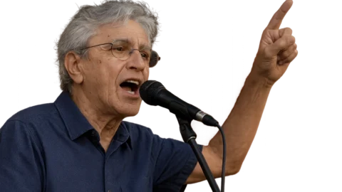 Caetano Veloso reafirma apoio a Lula em show no Distrito Federal