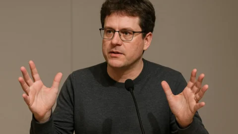 Dario Amodei, CEO da Anthropic, pede desaceleração do avanço da IA e propõe revisores externos