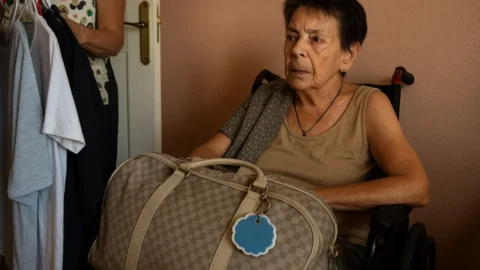 Despejo de idosa de 87 anos em Madri revela dimensão da crise de moradia na Espanha