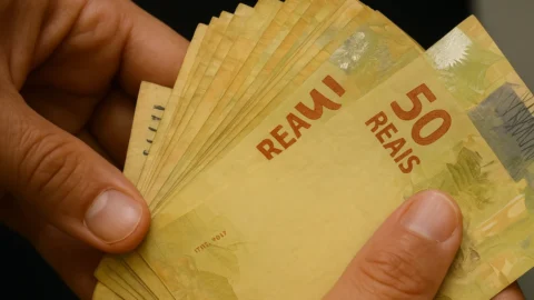 Endividamento alcança 82% das famílias em agosto de 2026; inadimplência sobe para 29,9%