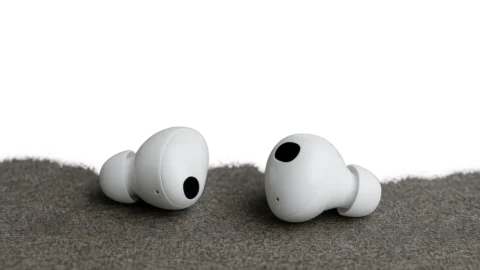 Galaxy Buds On: imagens promocionais mostram fone em formato de brinco e Anatel confirma homologação
