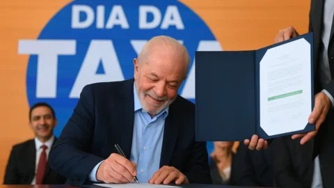 Lula sanciona isenção da ‘taxa das blusinhas’ (20% até US$50) e diz ter sido pressionado por Arthur Lira