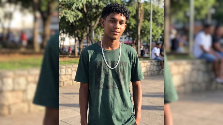 Adolescente morto após briga por ciúmes em Ceilândia é velado nesta segunda-feira(19) em Taguatinga no Distrito Federal com comoção de familiares