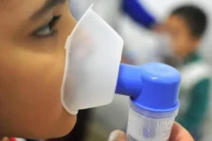 Alerta da Fiocruz aponta que os vírus respiratórios continuam em alta no país com foco em crianças, exigindo atenção redobrada e vacinação
