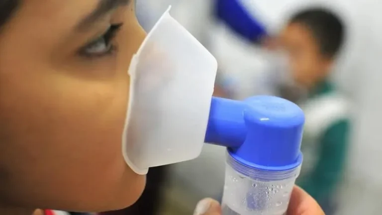Alerta da Fiocruz aponta que os vírus respiratórios continuam em alta no país com foco em crianças, exigindo atenção redobrada e vacinação