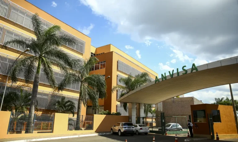 Anvisa proíbe venda urgente de produtos de limpeza perigosos de marcas famosas após alerta máximo de irregularidades graves no Brasil