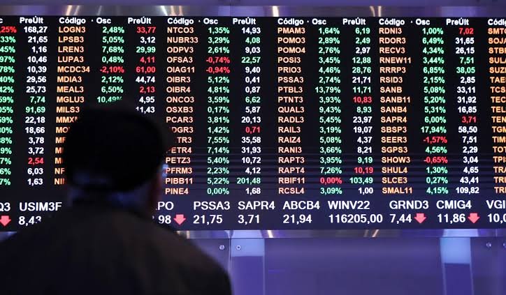Após liderança de Flávio, fundos que acompanham a bolsa brasileira disparam no exterior e agitam mercado