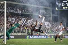 Atlético-MG vira com golaço de bicicleta nos acréscimos contra o Santos pelo Campeonato Brasileiro e embala para a Sul-Americana