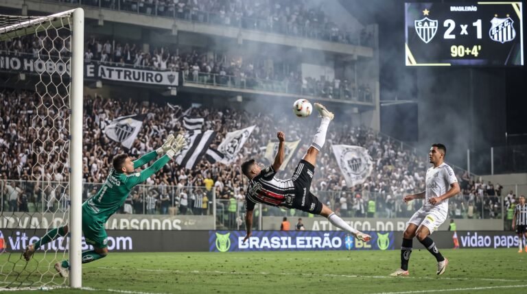 Atlético-MG vira com golaço de bicicleta nos acréscimos contra o Santos pelo Campeonato Brasileiro e embala para a Sul-Americana