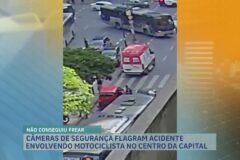 Câmera de segurança flagra momento exato em que moto avança sinal vermelho na Avenida Tereza Cristina em Belo Horizonte atinge carro e pedestre na faixa