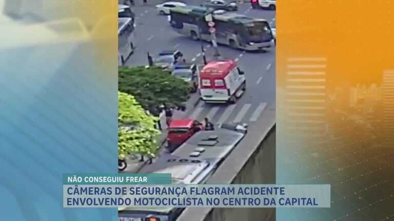 Câmera de segurança flagra momento exato em que moto avança sinal vermelho na Avenida Tereza Cristina em Belo Horizonte atinge carro e pedestre na faixa
