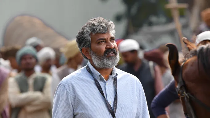 Diretor S.S. Rajamouli revela relação de amor e ódio com o streaming e reforça paixão pelo cinema em passagem pelo Brasil