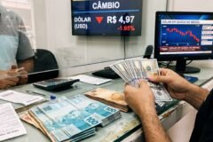Dólar fecha abaixo de R$ 5 pela primeira vez desde maio após forte ajuste no mercado financeiro brasileiro e exterior