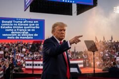 Donald Trump afirma em comício no Kansas que os Estados Unidos vão queimar exatamente como a França se os democratas vencerem as eleições de meio de mandato