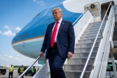 Donald Trump culpa ataques da Ucrânia à Rússia pela alta nos preços do petróleo e gasolina que sufocam motoristas nas eleições