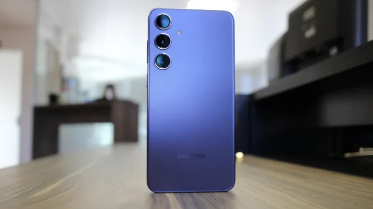 Donos de Galaxy S24, S25 e S26 relatam bateria viciada e descarga rápida após nova atualização da One UI da Samsung sem posicionamento oficial