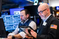 Dow Jones Futuro cai forte após balanços de Meta e Tesla e petróleo dispara três por cento com tensão no Oriente Médio