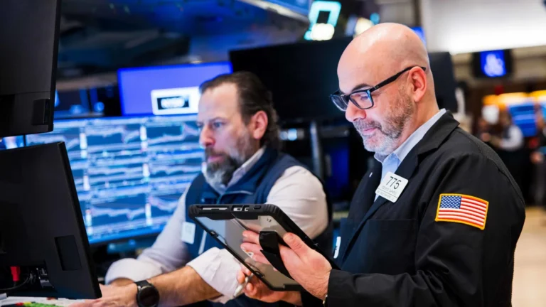 Dow Jones Futuro cai forte após balanços de Meta e Tesla e petróleo dispara três por cento com tensão no Oriente Médio