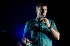 Durante debate presidencial na TV Globo, Flávio Bolsonaro afasta planos de privatizar Petrobras e bancos públicos e promete ganhos reais para aposentados