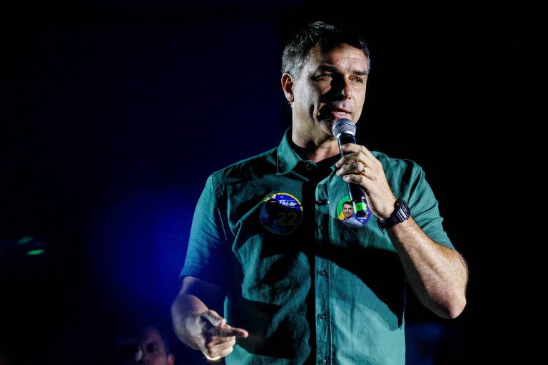 Durante debate presidencial na TV Globo, Flávio Bolsonaro afasta planos de privatizar Petrobras e bancos públicos e promete ganhos reais para aposentados