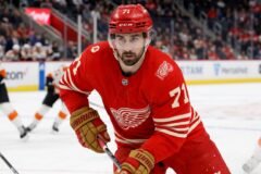 Dylan Larkin estreia no Detroit Red Wings na temporada da NHL após polêmica ordem de troca e perda da capitania que agitam o hóquei