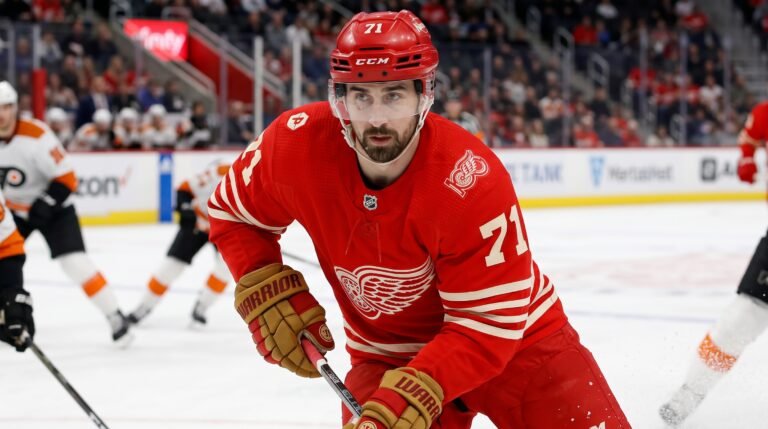 Dylan Larkin estreia no Detroit Red Wings na temporada da NHL após polêmica ordem de troca e perda da capitania que agitam o hóquei