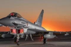 Caças Eurofighter Typhoon do Reino Unido chegam à Arábia Saudita para interceptar mísseis e drones dos rebeldes houthis em missão defensiva