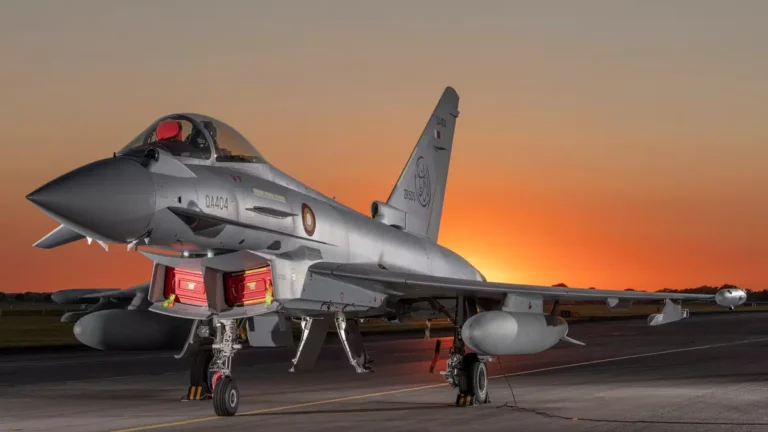 Caças Eurofighter Typhoon do Reino Unido chegam à Arábia Saudita para interceptar mísseis e drones dos rebeldes houthis em missão defensiva