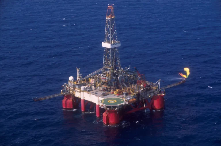 Ex-diretores apostam que eventual governo de Flávio Bolsonaro na presidência deve retomar a venda de ativos da Petrobras, incluindo refinarias e campos maduros