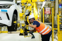 Fábrica da BYD em Camaçari conclui obras civis, contrata 1.100 profissionais e avança rumo à produção nacional de veículos elétricos no Brasil