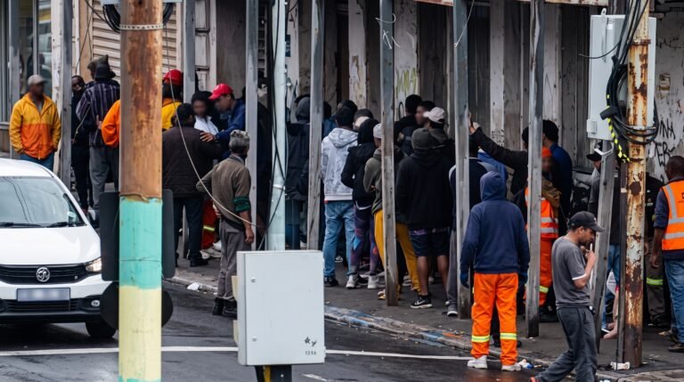 Flagrantes em Porto Alegre revelam feirão de drogas e furtos constantes na região central, próximo à rodoviária e órgãos de segurança