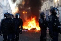 França enfrenta onda de novos protestos após um mês de tensão popular e governo convoca 70 mil policiais para conter atos em várias cidades