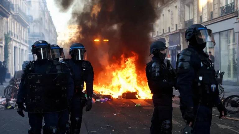 França enfrenta onda de novos protestos após um mês de tensão popular e governo convoca 70 mil policiais para conter atos em várias cidades