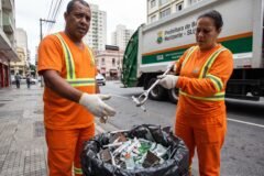 Garis de Belo Horizonte enfrentam graves perigos e ferimentos nas ruas devido ao descarte irregular de seringas e materiais cortantes no lixo