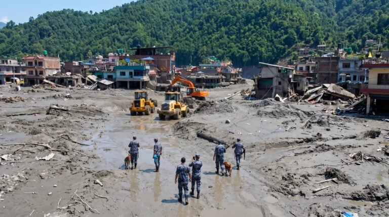 Governo do Nepal encerra buscas oficiais por milhares de desaparecidos após enchente histórica que destruiu estradas, pontes e causou prejuízos bilionários ao país asiático