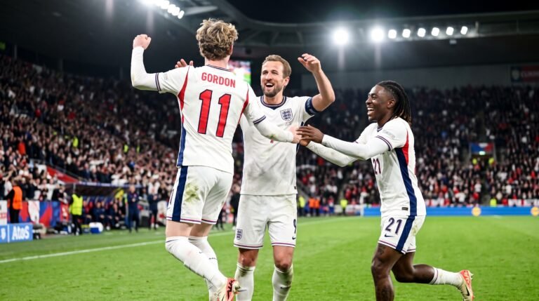 Inglaterra goleia República Tcheca com dois gols de Harry Kane pela Nations League e continua na cola da líder Espanha