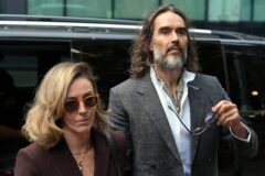 Julgamento de Russell Brand revela depoimento forte de mulher que acusa o comediante de estupro e relembra detalhes chocantes do caso