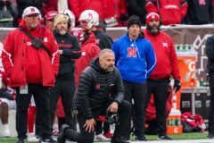 Matt Rhule surpreende fãs e faz participação especial na série Lanterns da HBO enquanto comemora grande momento na temporada com o Nebraska