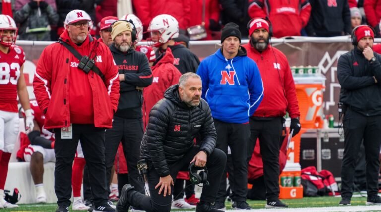 Matt Rhule surpreende fãs e faz participação especial na série Lanterns da HBO enquanto comemora grande momento na temporada com o Nebraska