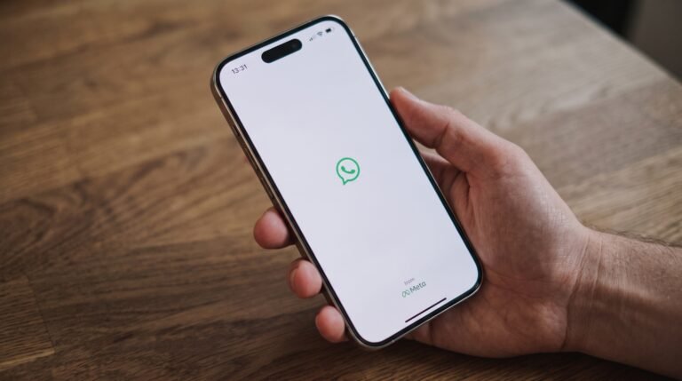 Meta vai bloquear login do WhatsApp em celulares com sistema desatualizado e exige atualização urgente de Android e iOS