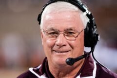 Morre Dennis Franchione aos 75 anos, lendário técnico de futebol americano universitário com passagens por Texas A&M, Alabama e TCU