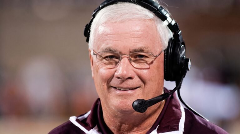 Morre Dennis Franchione aos 75 anos, lendário técnico de futebol americano universitário com passagens por Texas A&M, Alabama e TCU