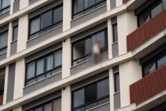 Mulher se arrisca no terceiro andar de um prédio em Belo Horizonte