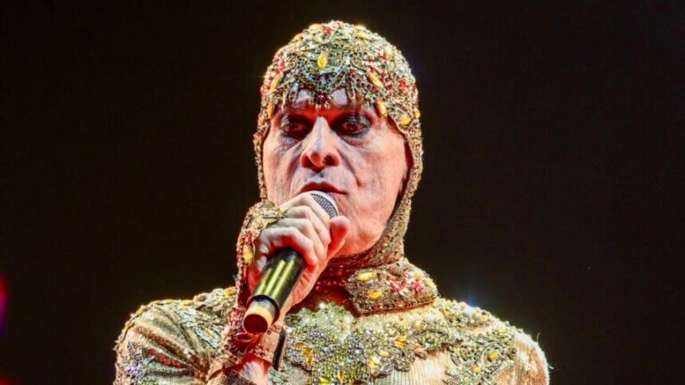 Ney Matogrosso passa por cirurgia delicada aos 85 anos, anuncia afastamento obrigatório dos palcos por um mês e cancela show em Minas Gerais